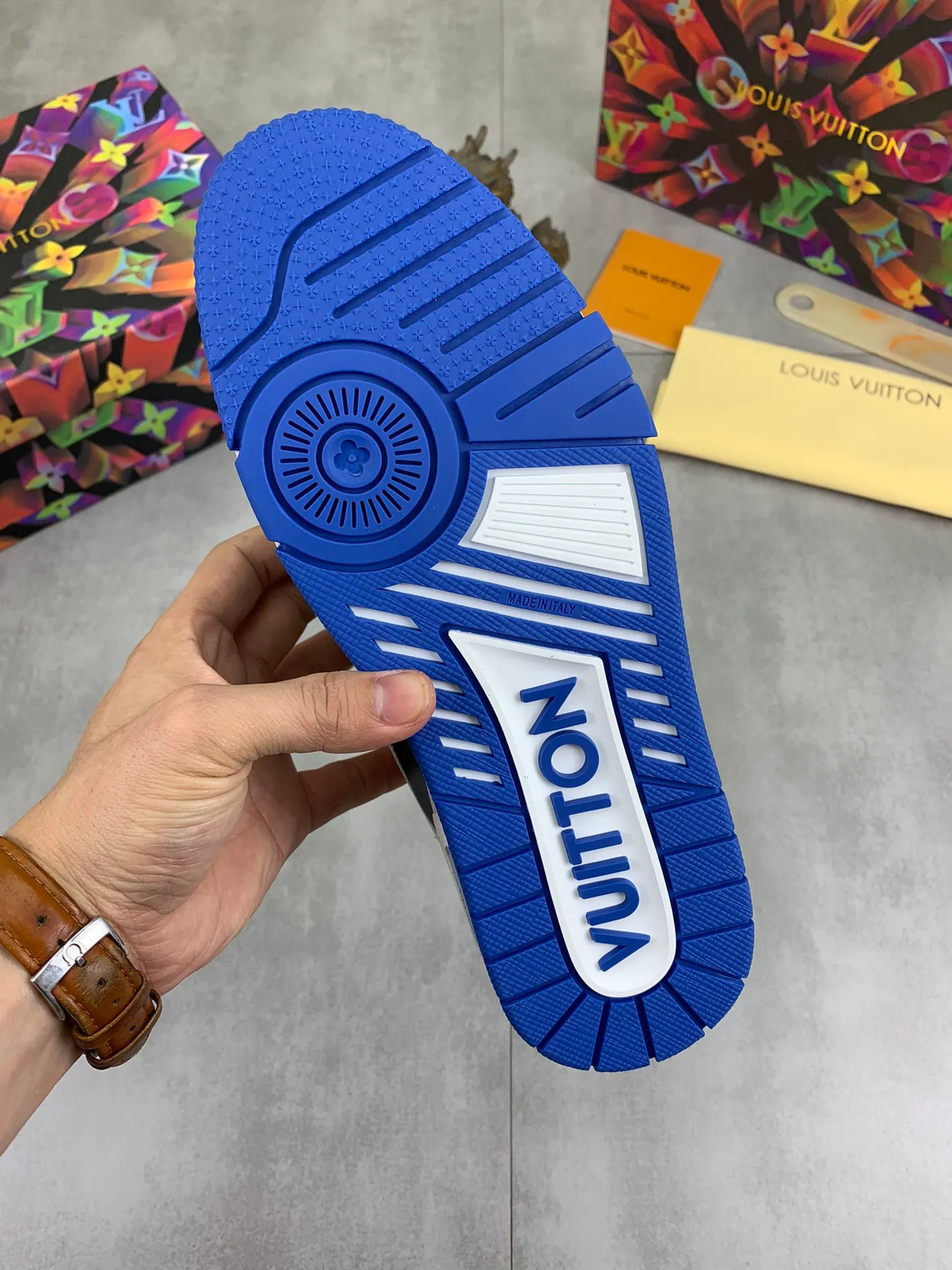 Men's shoes 💰P580 New style 💰💎💎Latest color High version 2025Louis*Vuitto* LV Traine Catwalk TRAINER outsole and fabric private model A shoe that definitely costs a lot of money and effort. This series was designed after the arrival of Vifgil. It is favored by many fans every season. Original TPU outsole Original packaging Men's size: 38-45 (46 can be customized) Color: 3️⃣ colors available (available from stock, super fast delivery)
